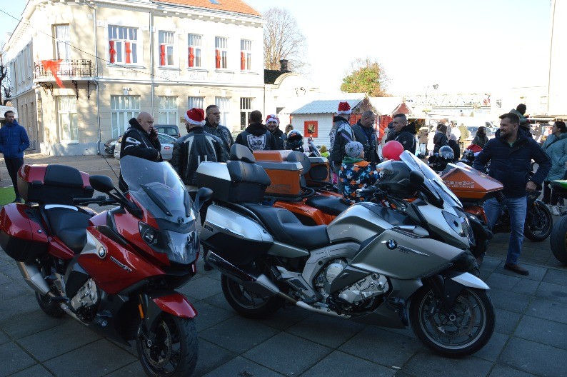 Dobri momci iz Moto kluba „Stado“ obradovali mališane u Gradišci